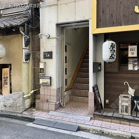 ビル入口前面