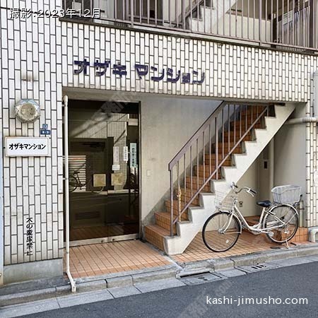 ビル入口前面