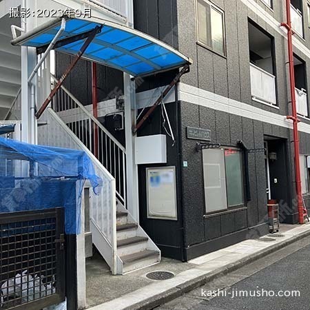 ビル入口前