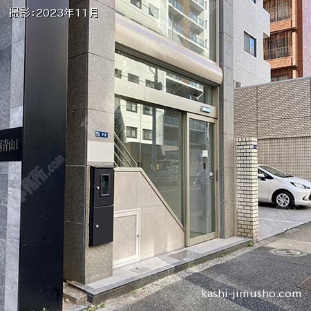 ビル入口前面
