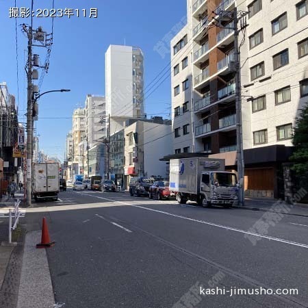 前面道路(骨董通り)