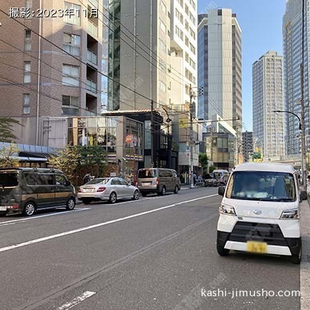 前面道路(骨董通り)