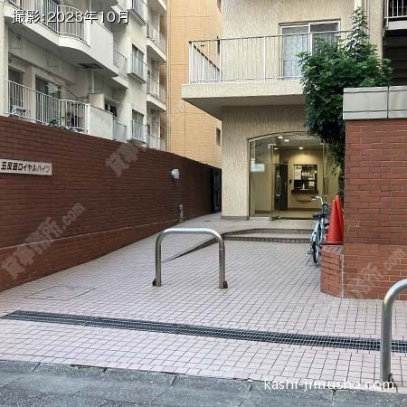 ビル入口前面
