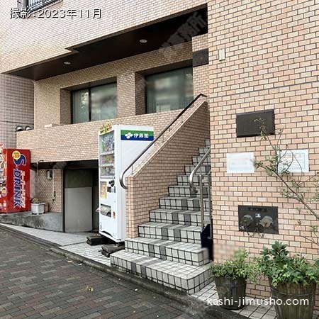 建物入口前面