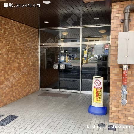建物入口前面