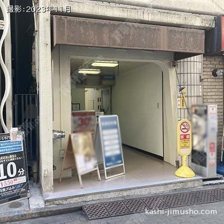 ビル入口前