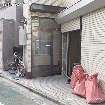 ビル入口前面