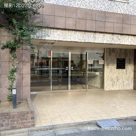 建物入口前面