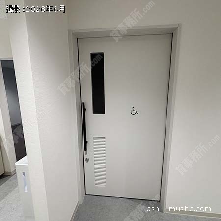 男性トイレ内バリアフリートイレ