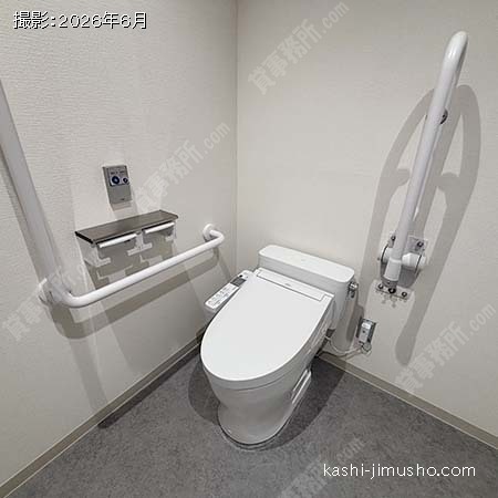 男性トイレ内バリアフリートイレ