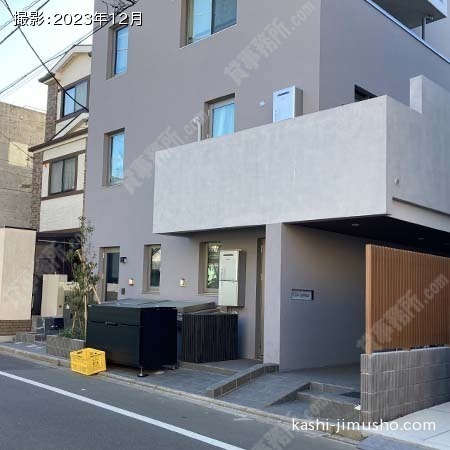 ビル入口前面