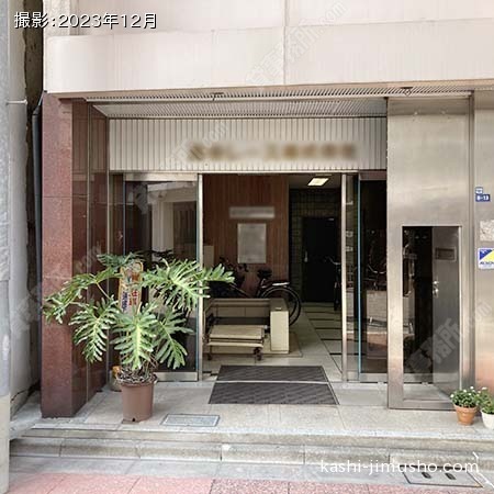 ビル入口前面