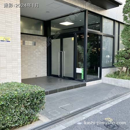 ビル入口前面