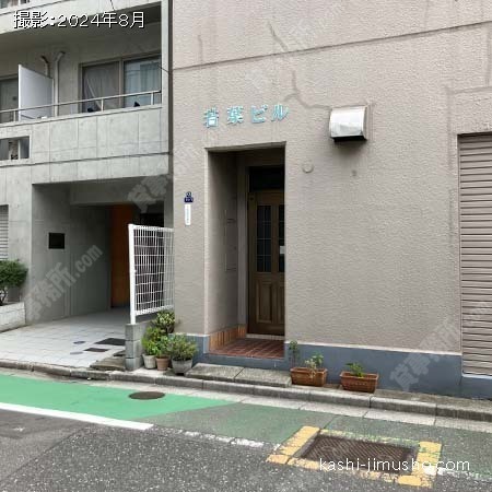 ビル入口前面
