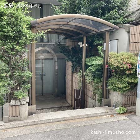 ビル入口前面