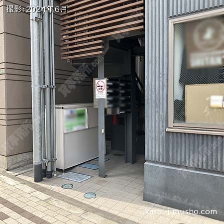 ビル入口前面