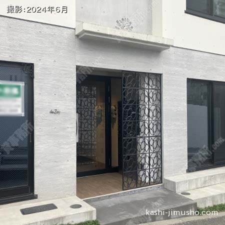 ビル入口前面