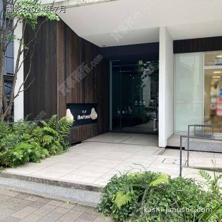 建物入口前面