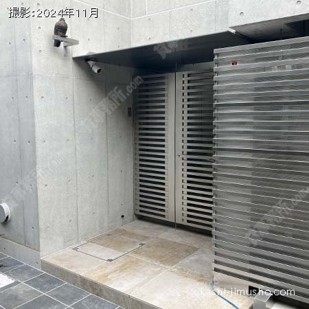 建物入口前面