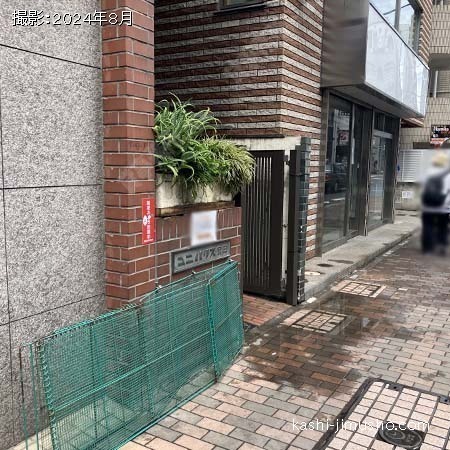建物入口前面