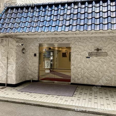 ビル入口前