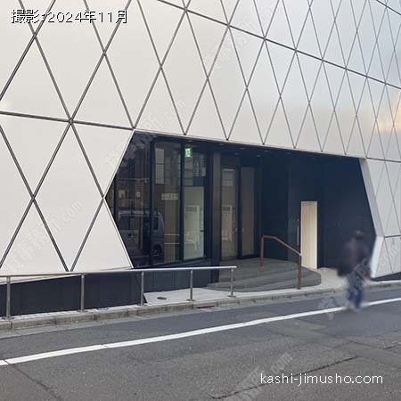 ビル入口前面
