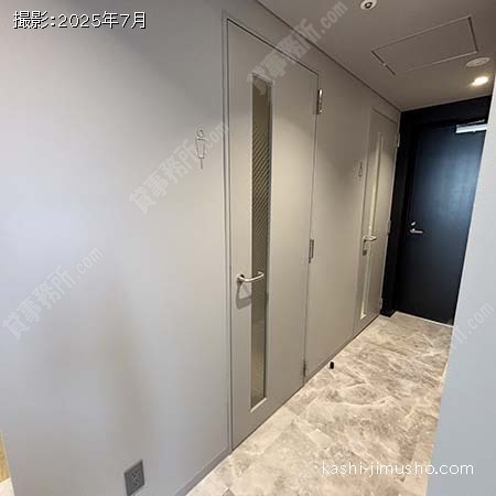 室外男女別トイレ
