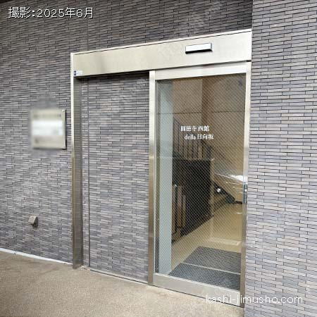 建物入口前面