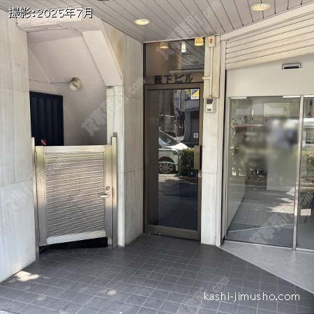 ビル入口前面