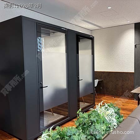 2階ラウンジ内テレカンブース