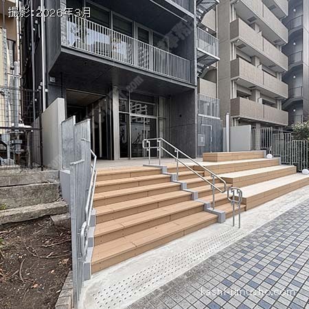 ビル入口(運河側）