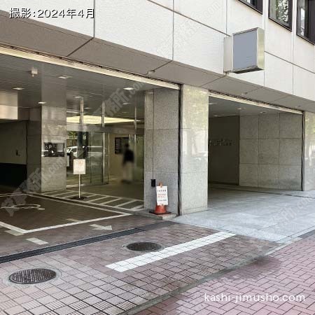 ビル入口前面