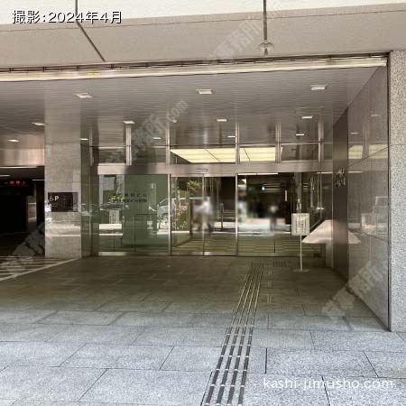 ビル入口前面