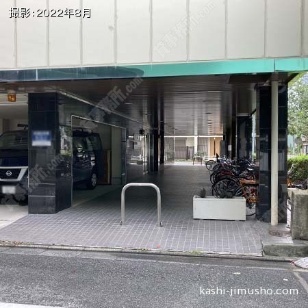 ビル入口前面