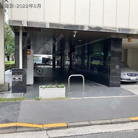 ビル入口前面