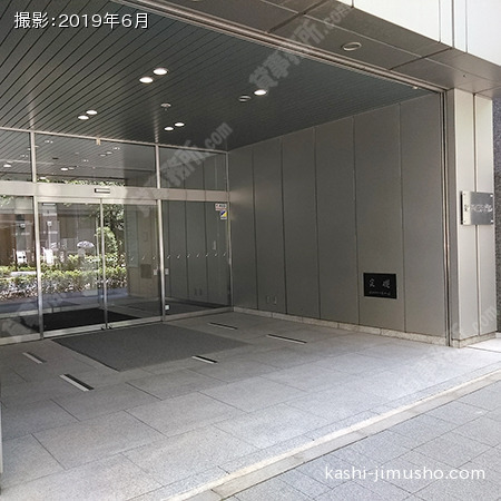 ビル入口前 ビル入口前