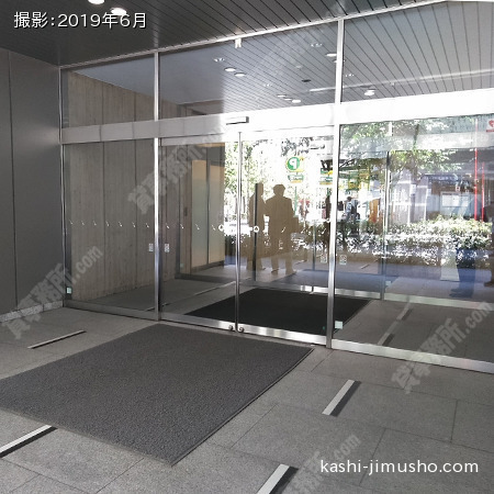 ビル入口 ビル入口