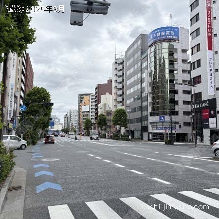 前面道路(靖国通り)