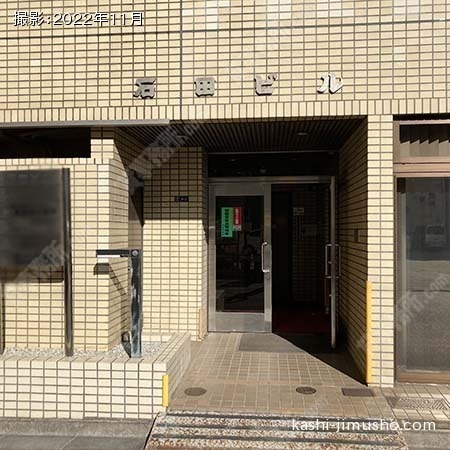 ビル入口前 ビル入口前