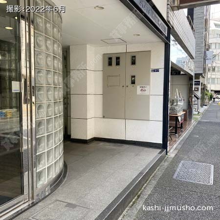 ビル入口前