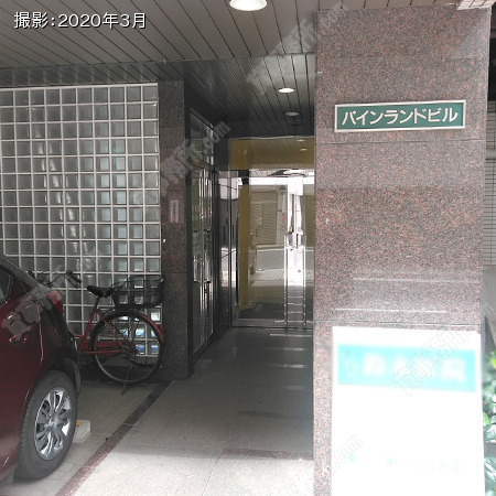 ビル入口前面