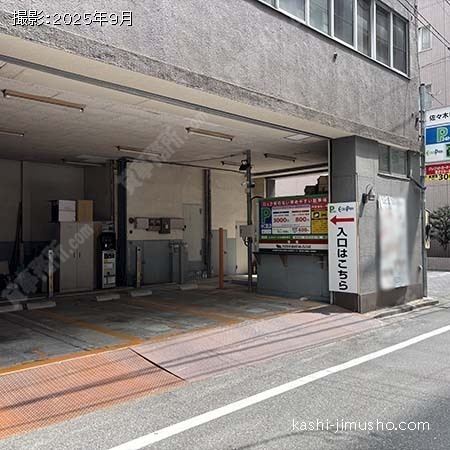 ビル1階のコインパーキング