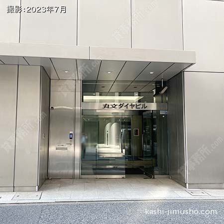 ビル入口前