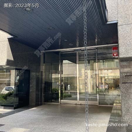 ビル入口前面