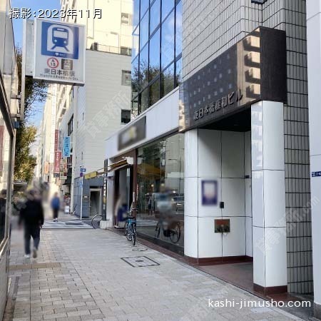 ビル入口前面