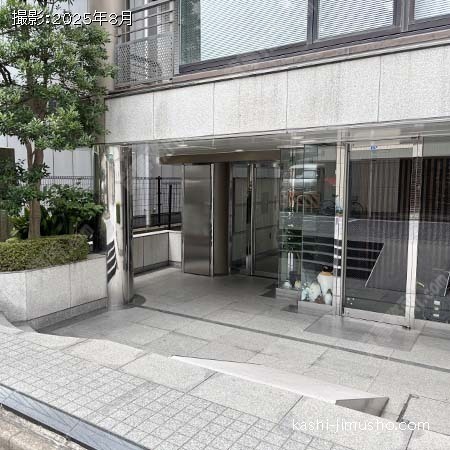 ビル入口前面
