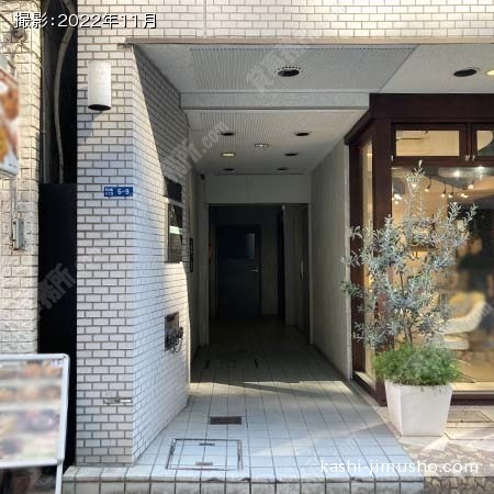 ビル入口前