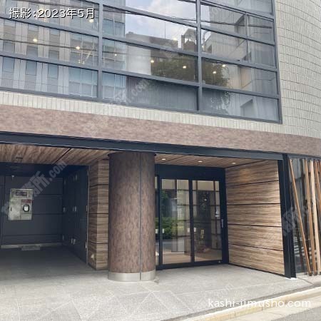 ビル入口前面