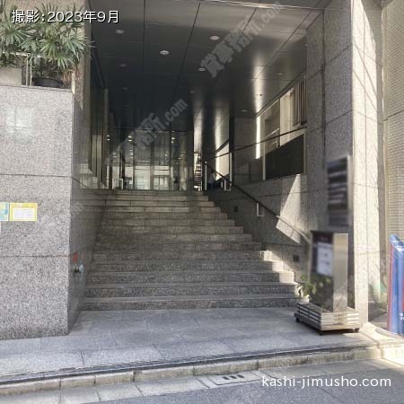 ビル入口前面