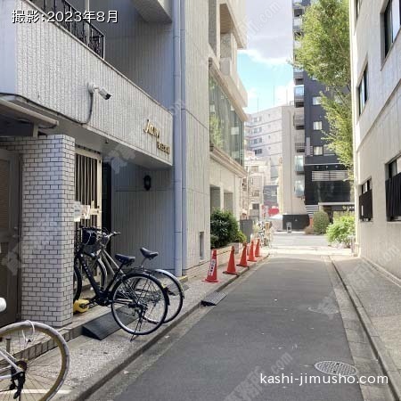 ビル入口前面